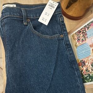 Abercrombie and Fitch 		
Women's Ultra High Rise 90s Straight Jean